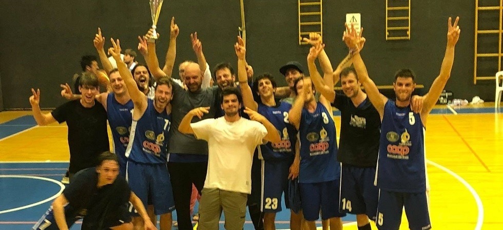 La sporca dozzina'' del basket rimonta (ancora) le compagini ricche, la palestra che sgocciola e ri-conquista il titolo